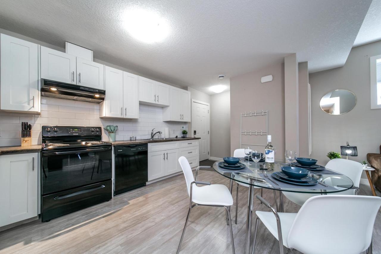 Executive Home - Long Stays Welcome - Garage Parking - Free Wifi & Netflix Edmonton Exterior foto