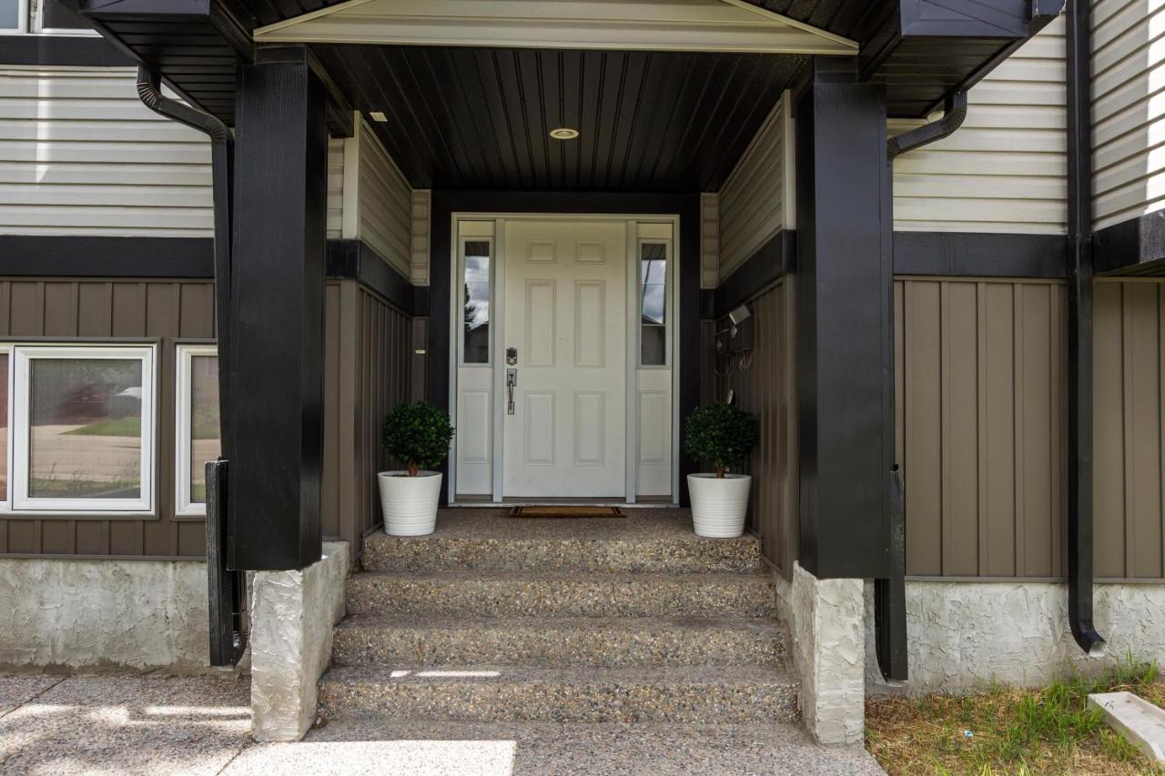 Executive Home - Long Stays Welcome - Garage Parking - Free Wifi & Netflix Edmonton Exterior foto