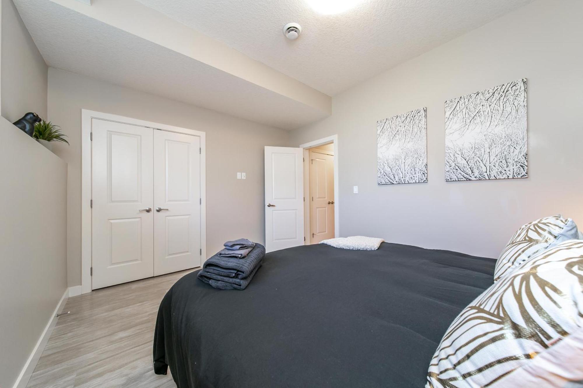 Executive Home - Long Stays Welcome - Garage Parking - Free Wifi & Netflix Edmonton Quarto foto